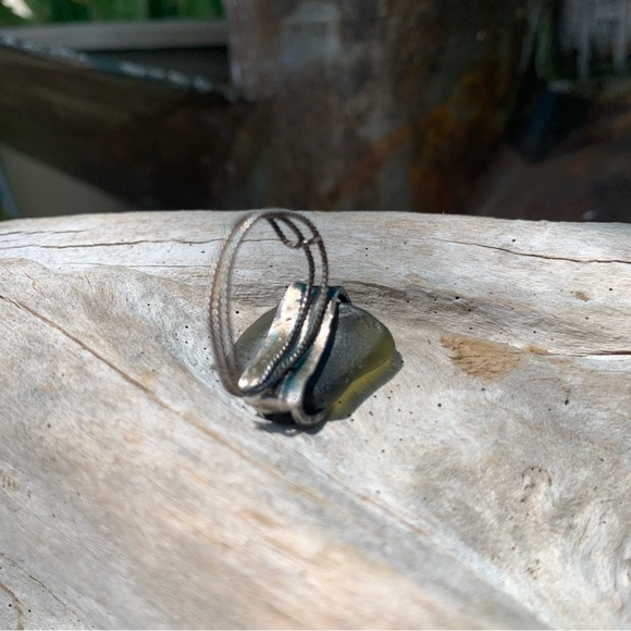 Sea tumbled olive green sea glass sterling silver soldered prong bottle top - Picture 5 of 5